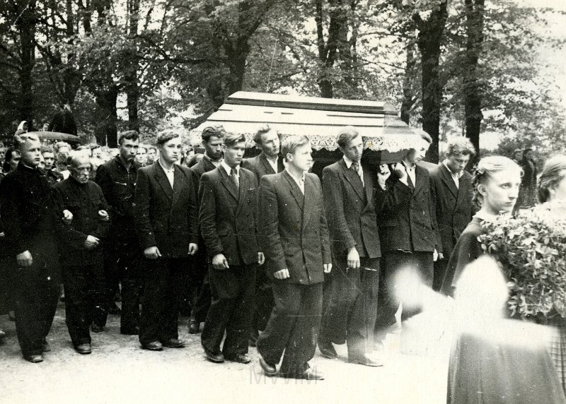 KKE 4554.jpg - Pogrzeb Zdzisława Kliczkowskiego kolegi z klasy Weroniki Wojnicz, który utopił się w dniu egzaminów maturalnych, Wilno, 1954 r.